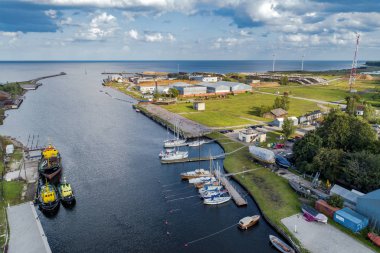 Rıhtımdaki birçok yat ve teknenin hava görüntüsü 