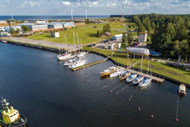 Rıhtımdaki birçok yat ve teknenin hava görüntüsü 