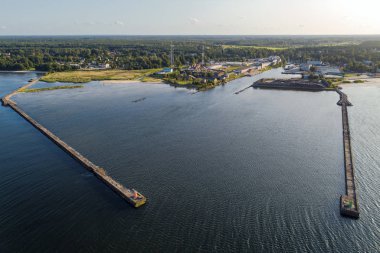 Rıhtımdaki deniz kapılarının, birden fazla yatın ve teknenin havadan görüntüsü.. 