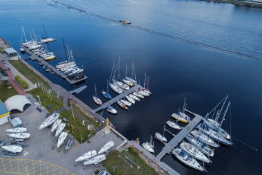 Rıhtımdaki birçok yat ve teknenin hava görüntüsü 