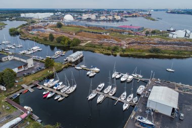 Rıhtımdaki birçok yat ve teknenin hava görüntüsü 