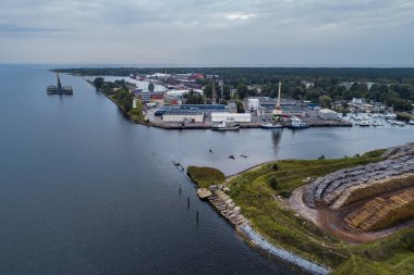 Rıhtımdaki birçok yat ve teknenin hava görüntüsü 