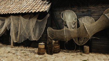 Balık ağları olan eski bir balıkçı köyü.