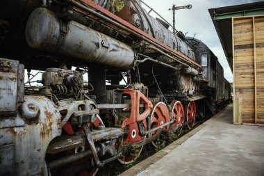 Dramatik bulut arkaplanlı eski bir buhar treni lokomotifi.
