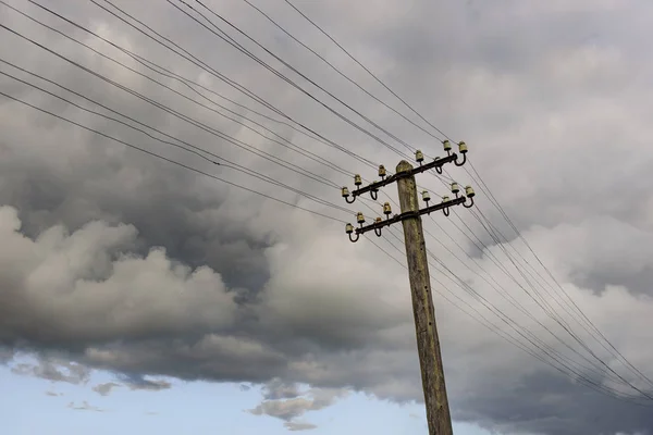 Elektrik hattının üzerinde fırtına bulutu oluşumu