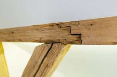 En üst kattaki bir dairede eski, restore edilmiş ahşap eklemler. (alan resminin sığ derinliği )