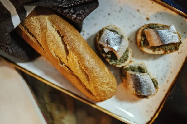 Weißbrot Mit Pesto Und Hering Auf Einem Holzteller — Stockfoto