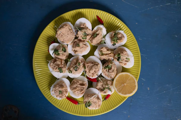 Gekochte Eier Gefüllt Mit Thunfisch Auf Gelbem Teller — Stockfoto