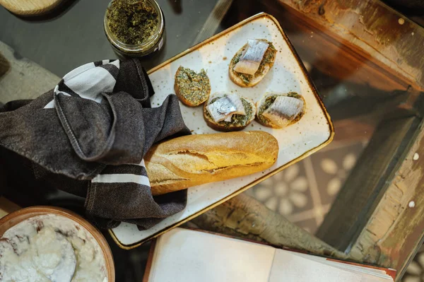 Weißbrot Mit Pesto Und Hering Auf Einem Holzteller — Stockfoto