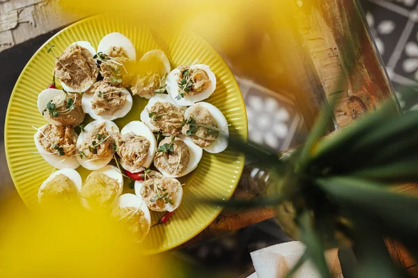 Gekochte Eier Gefüllt Mit Thunfisch Auf Gelbem Teller — Stockfoto