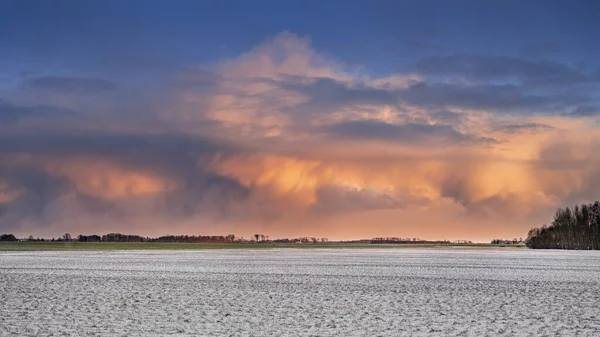 Pink Snow Storm Cloud Formation Sunset Large Snow Covered Field — Photo