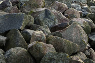 Eski kayalık rıhtımda güneş doğarken yakın planda. 