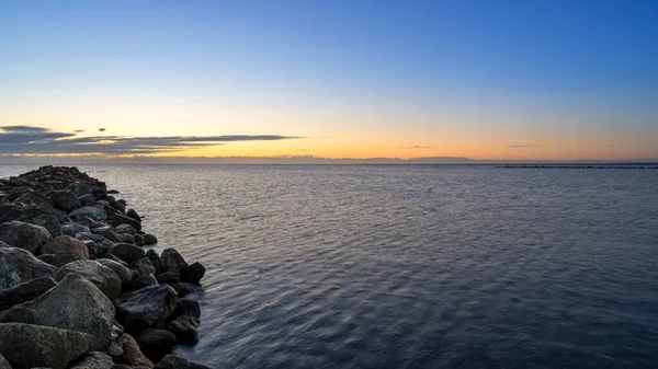 Belo Nascer Sol Calmo Sobre Mar Báltico Com Velho Cais — Fotografia de Stock