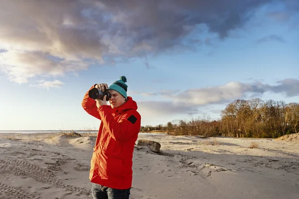 男性写真家で赤いジャケットの日の出の写真 — ストック写真