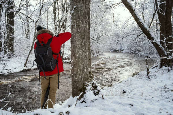 Hombre Fotógrafo Chaqueta Roja Tomando Fotos Del Paisaje Invernal Bosque — Foto de Stock