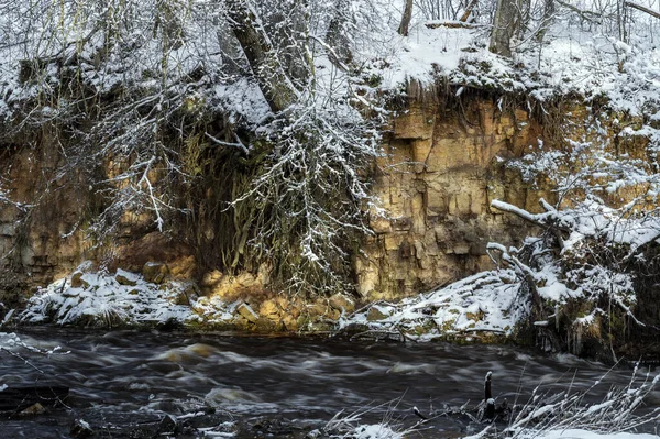 拉脱维亚维兹拉河的岩石海岸线 — 图库照片
