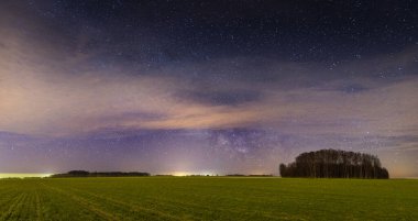 Geceleri manzara, gökyüzü yıldızlarla dolu açık bir alanda (yüksek ISO fotoğrafçılığı)
