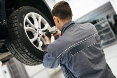 Araba servisinde yaz mevsimi için lastik değiştirme 