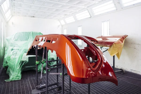 Cámara Pintura Para Automóviles Con Detalles Automóviles Recién Pintados Piezas — Foto de Stock