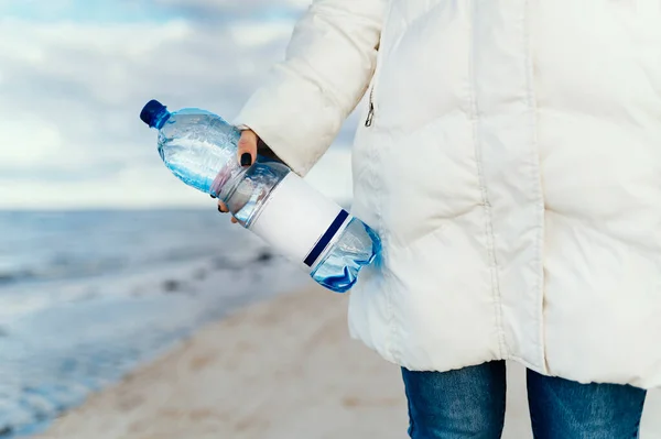 Ženy Drží Velké Plastové Láhve Vodou Mořském Pozadí — Stock fotografie