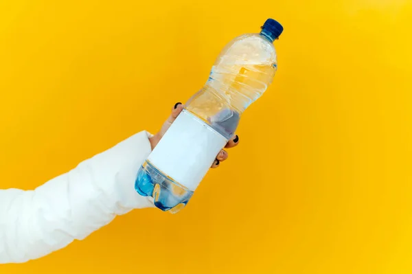 Kobiety Trzymające Dużą Plastikową Butelkę Wody Izolowaną Żółtym Tle — Zdjęcie stockowe