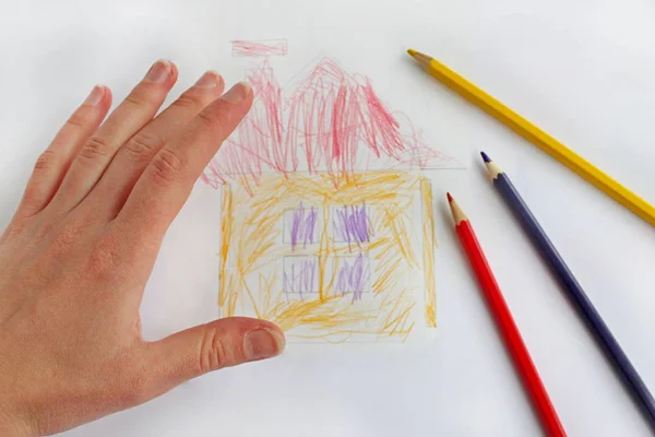 Mano Madre Sosteniendo Dibujo Casa Del Niño Lápiz —  Fotos de Stock