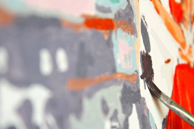 Tuval üzerinde akrilik renklerle fırça resmini kapat, seçici odak