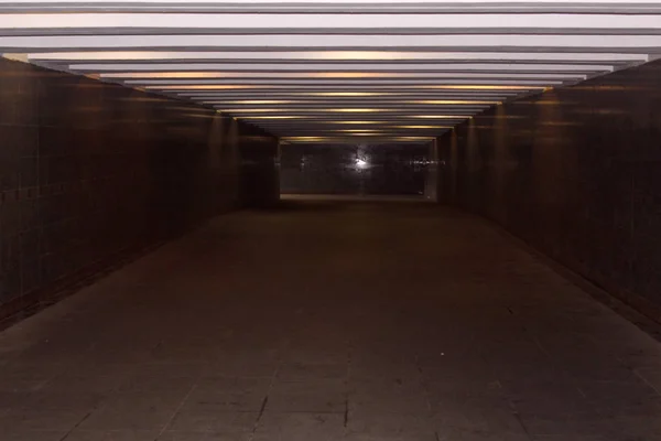 Довгий Порожній Темно Прямий Тунель Ліхтарями Підземці Міста Підземний Пішохідний — стокове фото