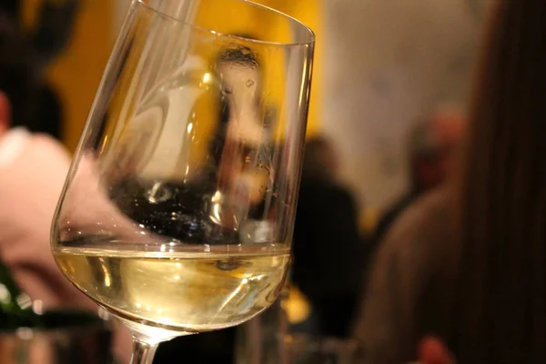 Weißwein Einem Glas Großaufnahme Mit Ruhenden Menschen Restaurant Oder Der — Stockfoto