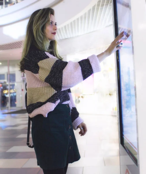 Bir Kadın Alışveriş Merkezindeki Interaktif Bilgi Kabinine Navigasyon Sistemiyle Dokunuyor — Stok fotoğraf