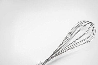 Beyaz arka planda bir mutfak çırpıcısının parçası