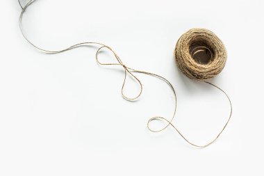 Beyaz arkaplanda bir halat sarmalı