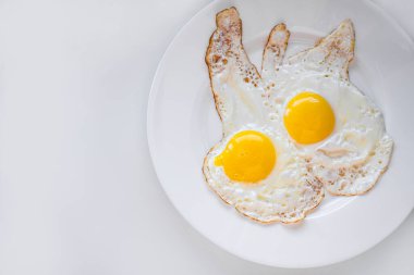 Beyaz bir tabakta iki yumurta.