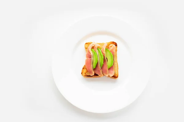 Avokado Somonlu Sandviç Kızarmış Ekmek Beyaz Tabakta Beyaz Arkaplan — Stok fotoğraf