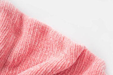 Beyaz arka planda kadife bir kazağın parçası.