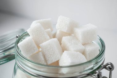 Cam kavanozdaki rafine şeker. Yakın plan.