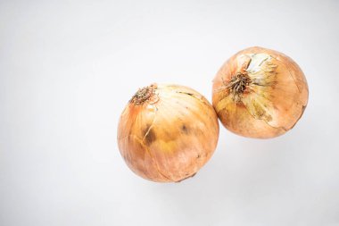 Beyaz arka planda iki soğan izole edilmiş, yakın plan.