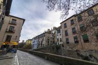 Granada, İspanya, 02 / 16 / 2019: Carrera del Darro Caddesi.