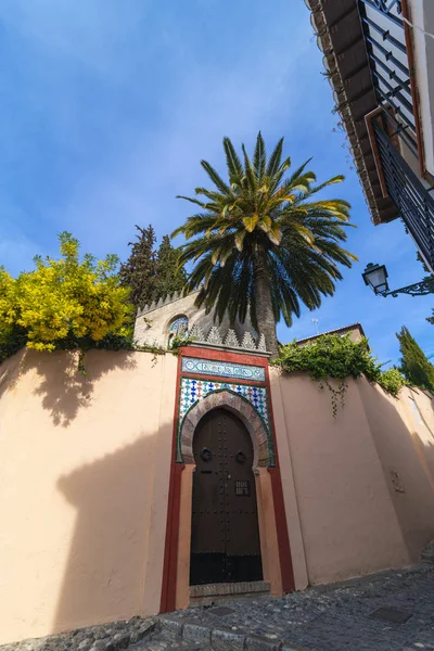 Granada, Spanien, 2019-02-16; Carmen de la Media Luna i Albaicin grannskapet. — Stockfoto