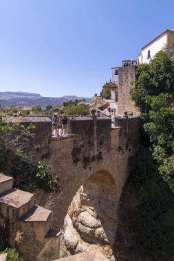 Ronda, Malaga, İspanya 08 / 17 / 2019; Ronda 'nın Eski Köprüsü.