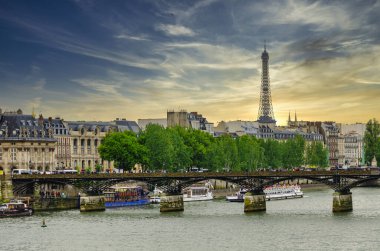 Paris, Fransa; 07 / 08 / 2014: Paris, yılda 42 milyondan fazla yabancı ziyaretçiyle dünyanın en popüler turizm merkezi..