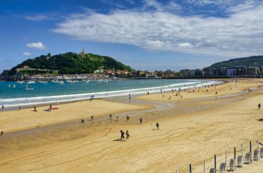 San Sebastian, İspanya; 07 / 10 / 2014: San Sebastian Cantabrian Denizi, La Concha plajı ve Ondarreta plajı ile kaplıdır..