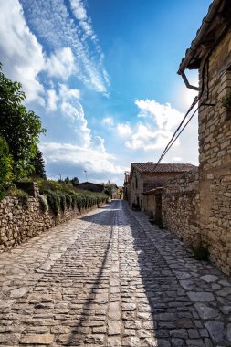 Köyde eski bir taş yol.