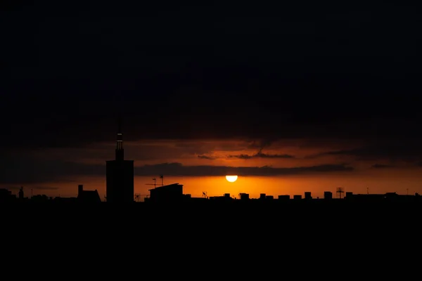 Солнце появляется из-за облаков, вид на крышу старой церковной башни . — стоковое фото