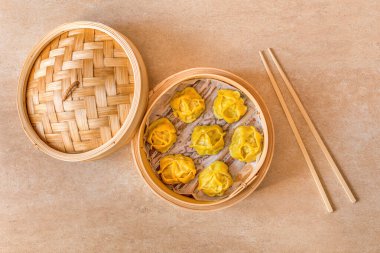 Geleneksel hamur tatlısı Manti ahşap tencerede buğulandı..