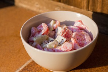 Taze salata, domates ve salatalık soslu.