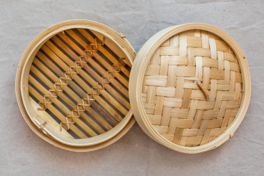 Bambu buhar seti, gri kağıtta Çin mutfak gereçleri.