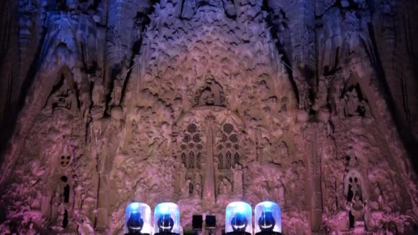 BARCELONA, ESPANHA - 19 DE DEZEMBRO DE 2019. Iluminação da fachada Natividade da Sagrada Família. Mostra de luz no edifício . — Vídeo de Stock