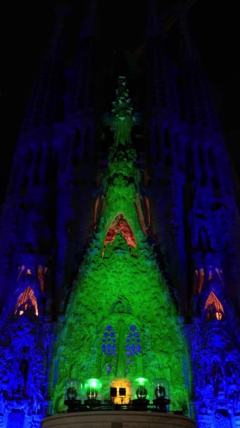 바르셀로나, 스페인 - 2019 년 12 월 19 일. 사그라다 파밀리아의 예수 탄생 장면을 보여 줍니다. 건물에 비추어 비추는 조명. — 비디오