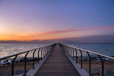 Pont del Petroli, Badalona, Barselona, Katalonya, İspanya - Akdeniz limanında gün doğumu
